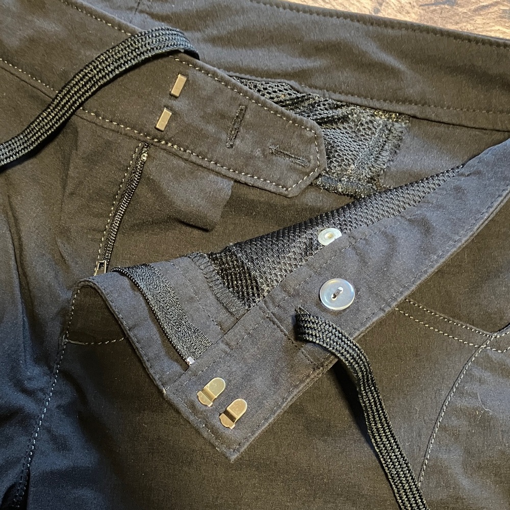 Athleta Black Cropped Cargo Capri Pants - Picture 5 of 8